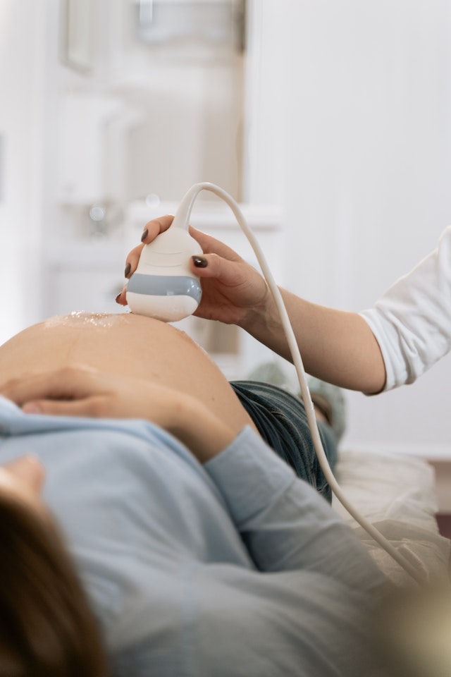 ecografia pancia donna gravida