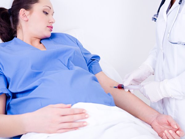 prelievo sangue donna gravida per test genetico