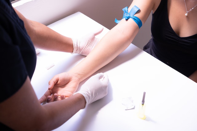 Prelievo sangue venoso braccio donna per valutazione ormonale